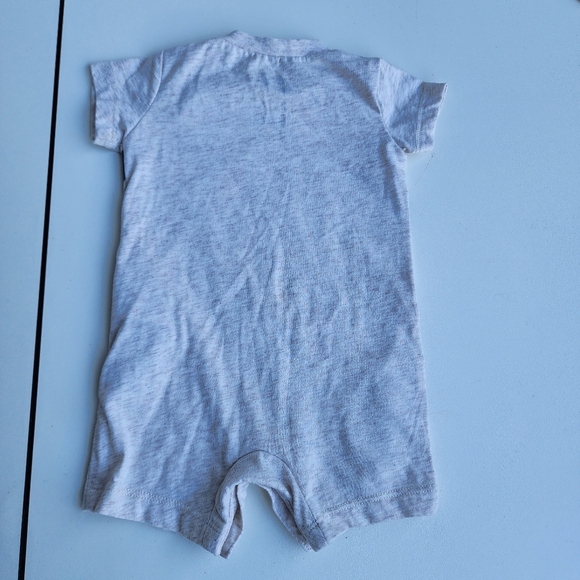 8 Pc Lot Baby Boy Outfit Adorable Sets Bodysuits Nike Bibs Size 3 M - Picture 6 of 10